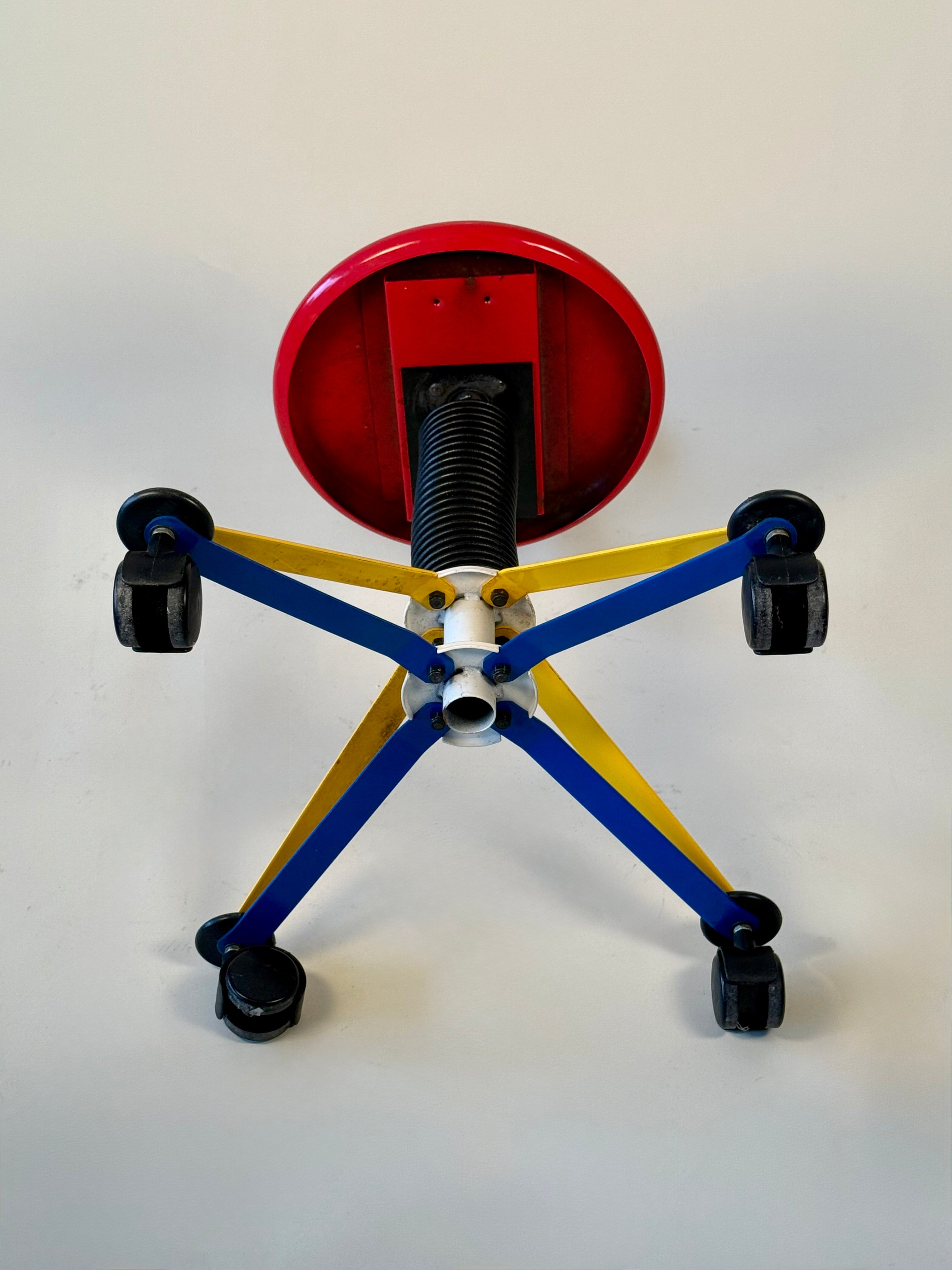 Petite chaise pivotante postmoderne par Amisco, Québec, circa 1990