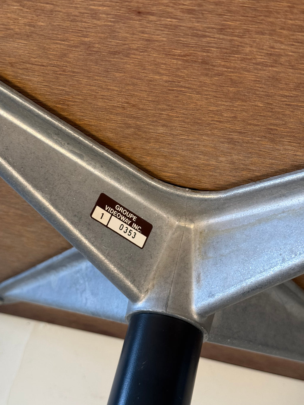Table d'appoint à roulettes "Contract" par Charles & Ray Eames pour Herman Miller