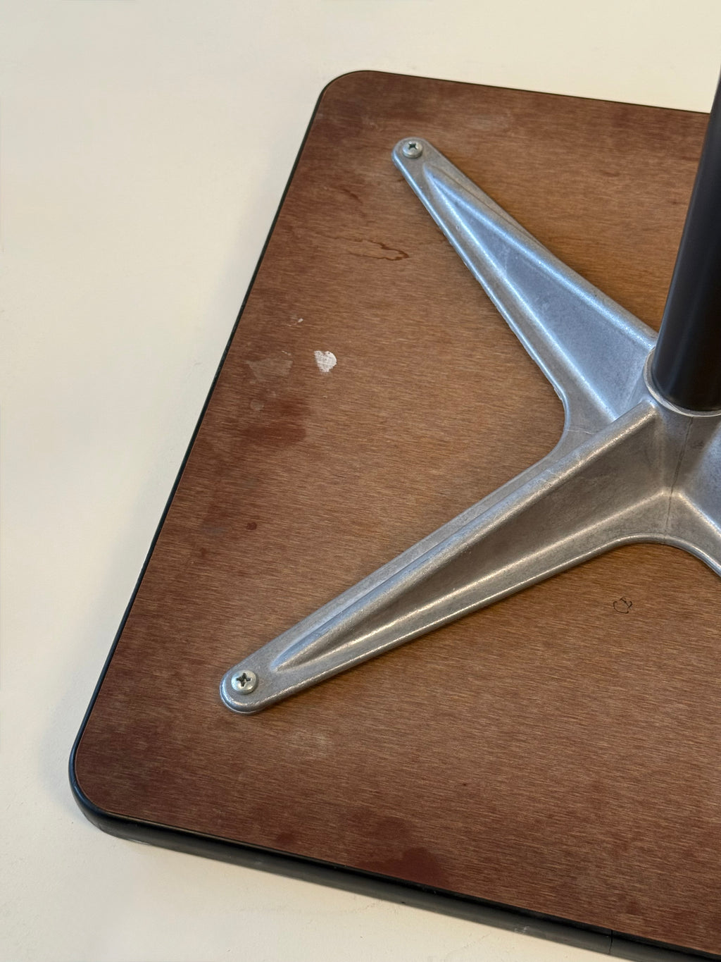 Table d'appoint à roulettes "Contract" par Charles & Ray Eames pour Herman Miller