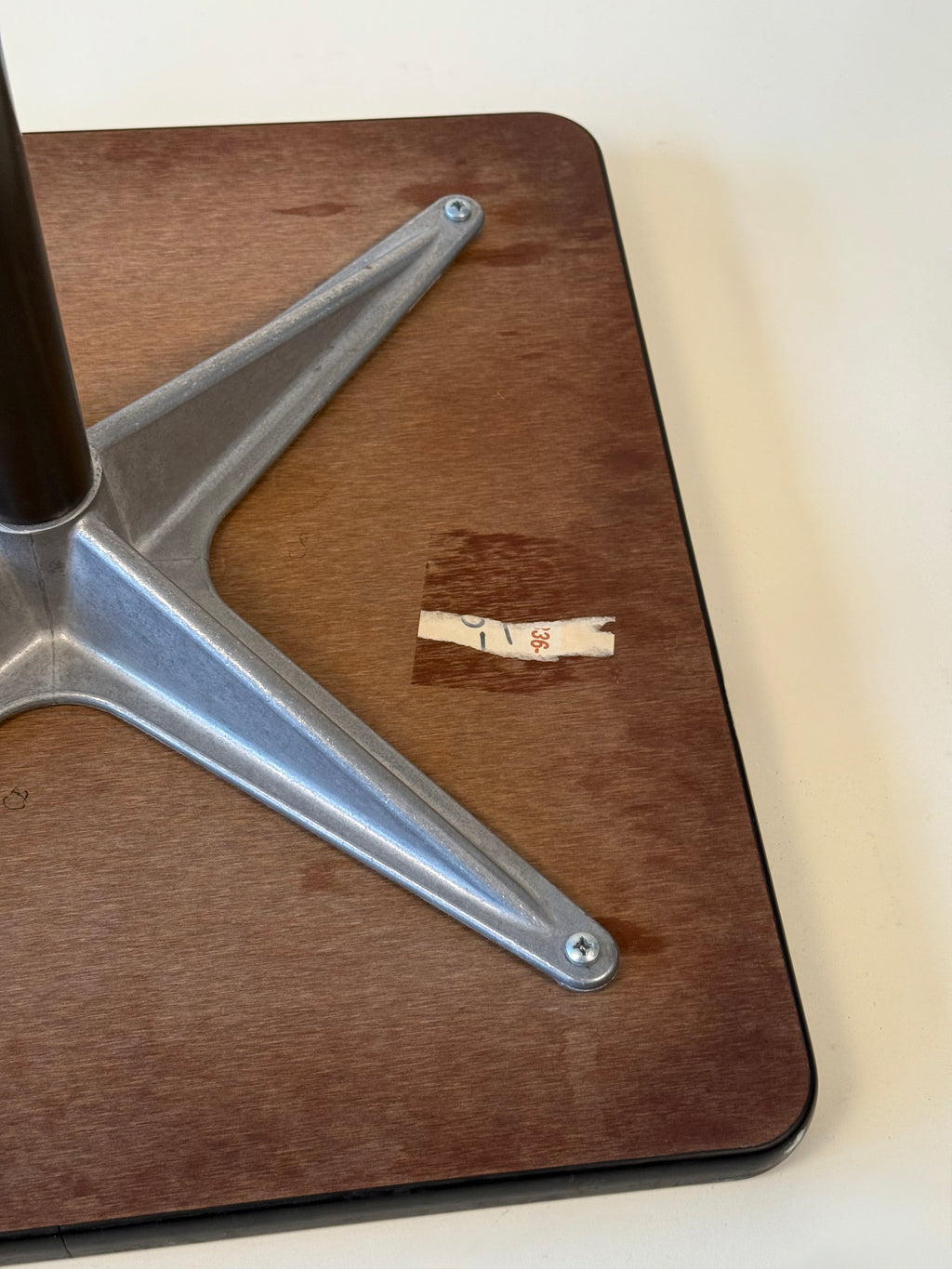 Table d'appoint à roulettes "Contract" par Charles & Ray Eames pour Herman Miller