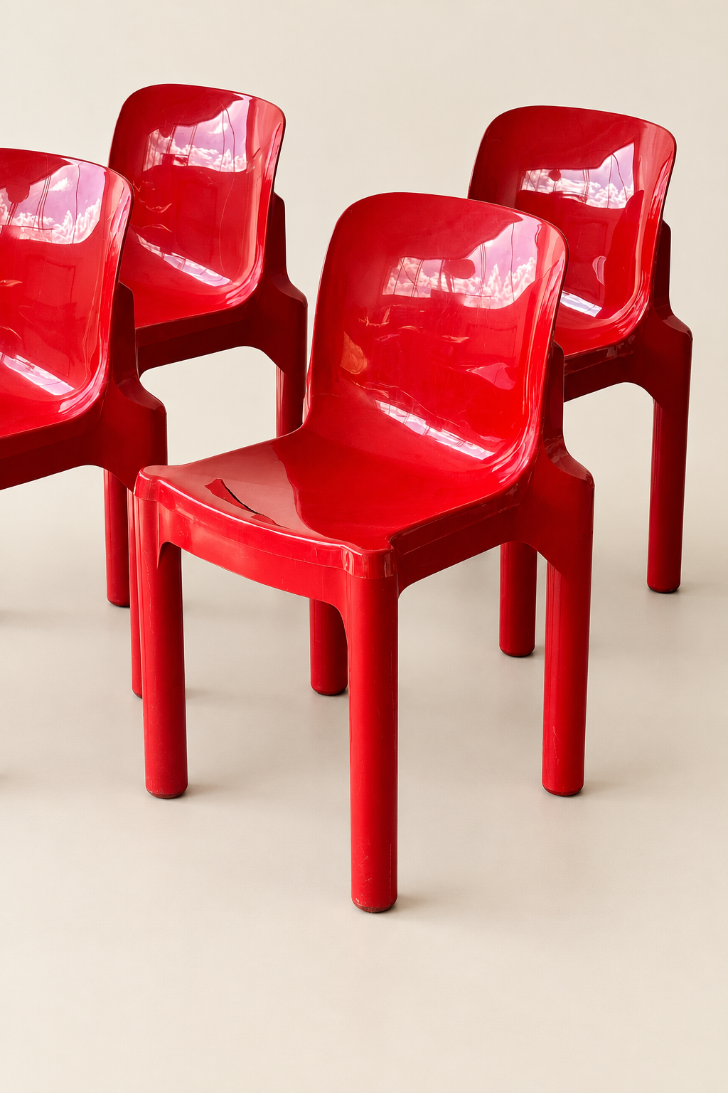 Chaise rouge, vue de face