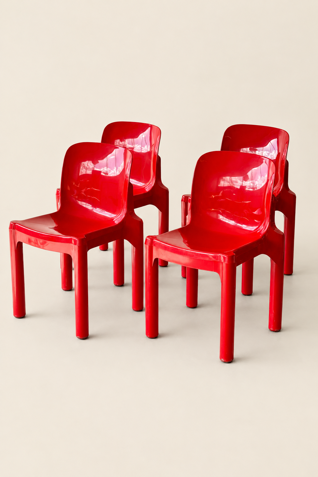 Chaises rouges, vue rapprochée