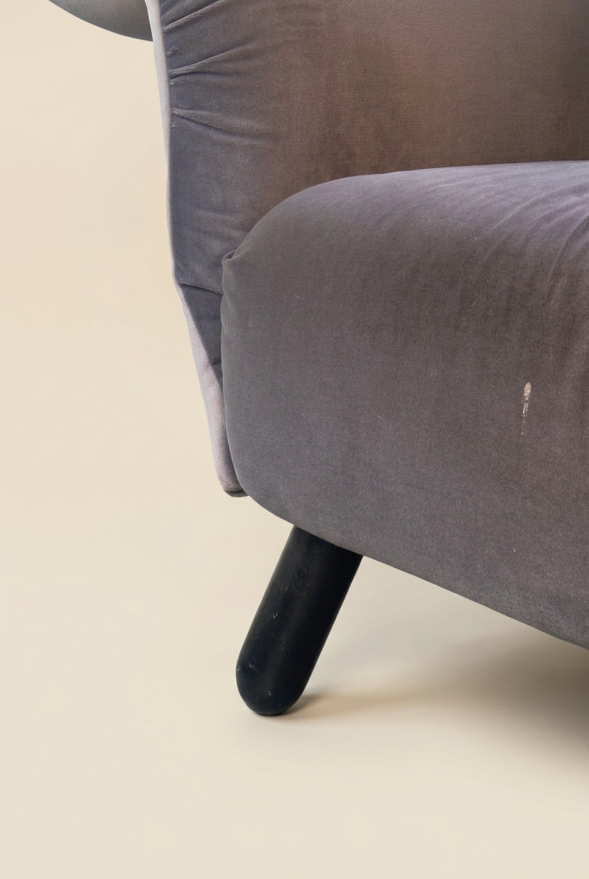 Détail de l’accoudoir sur fond beige
