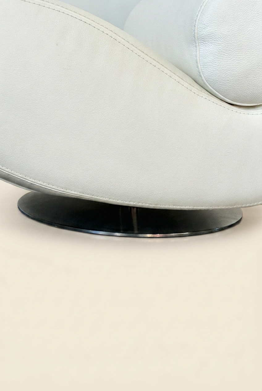 Détail du socle, éclairage blanc