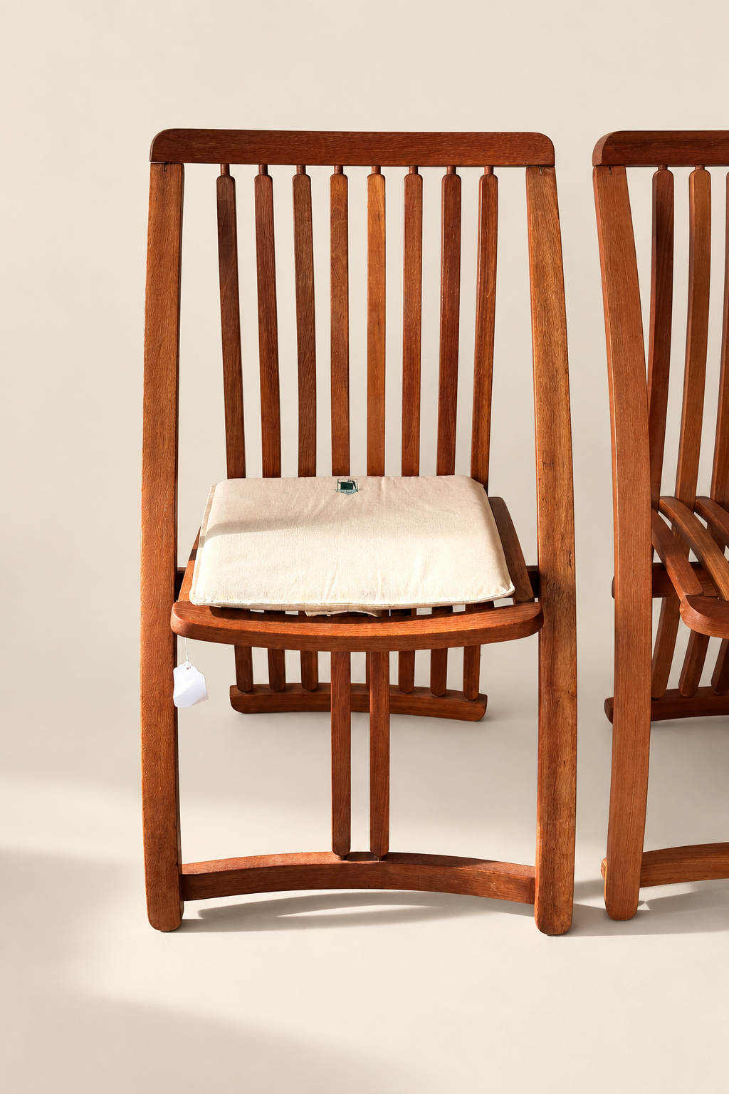 Deux chaises avec et sans coussin