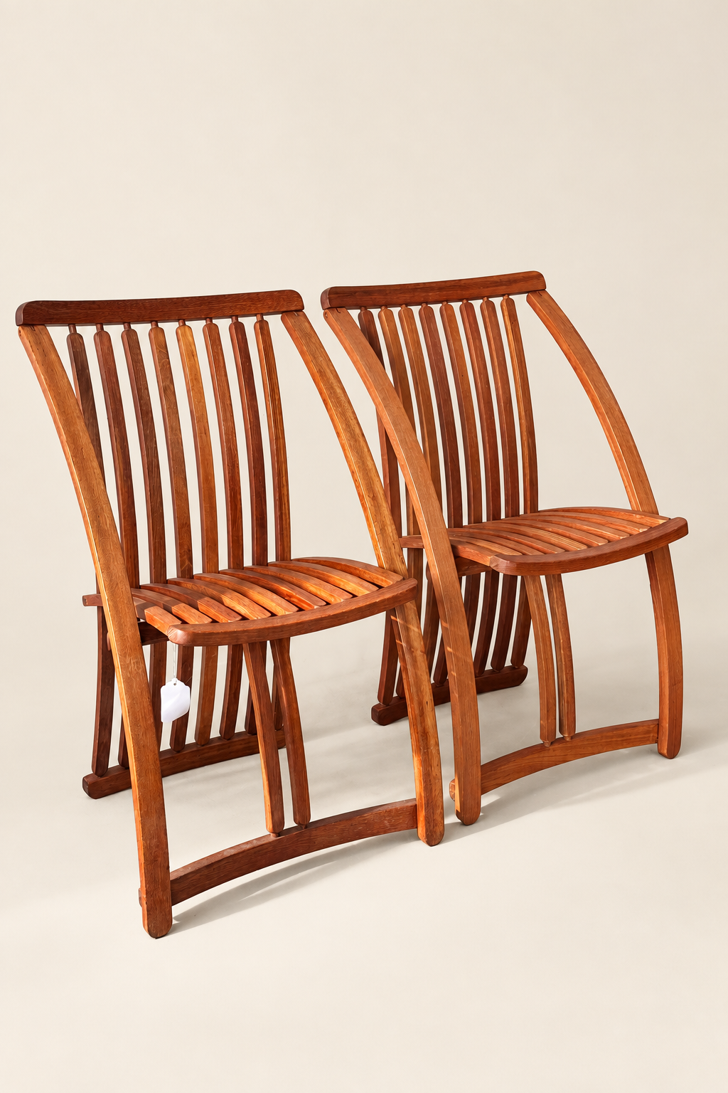 Deux chaises sans coussin