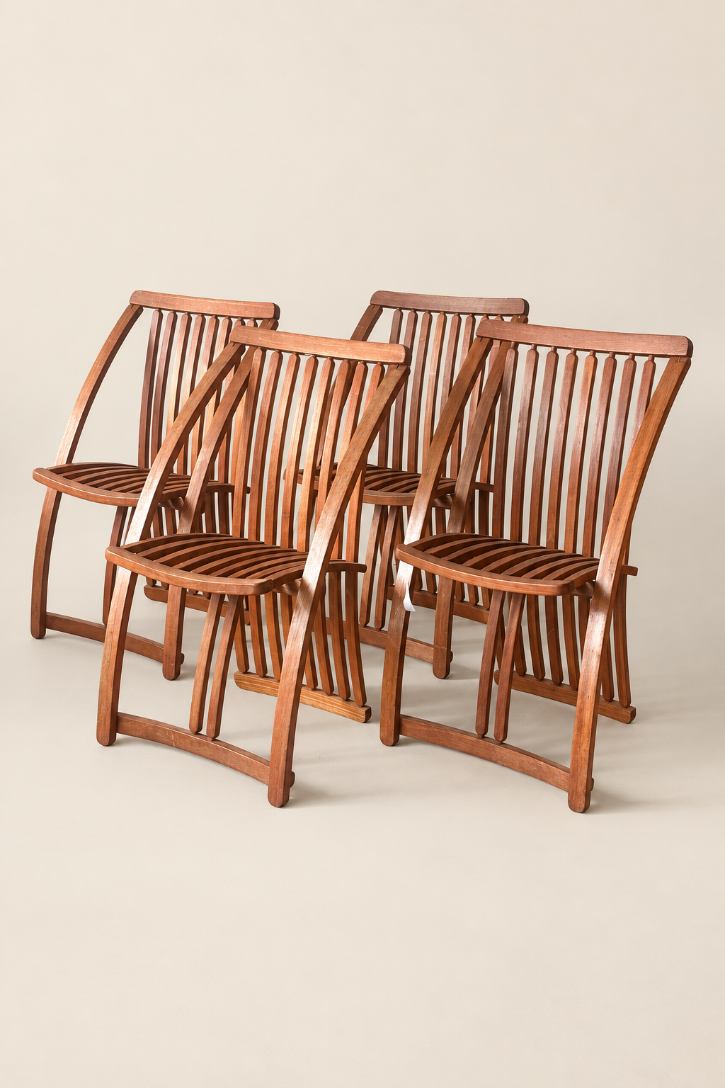 Deux chaises sur fond beige