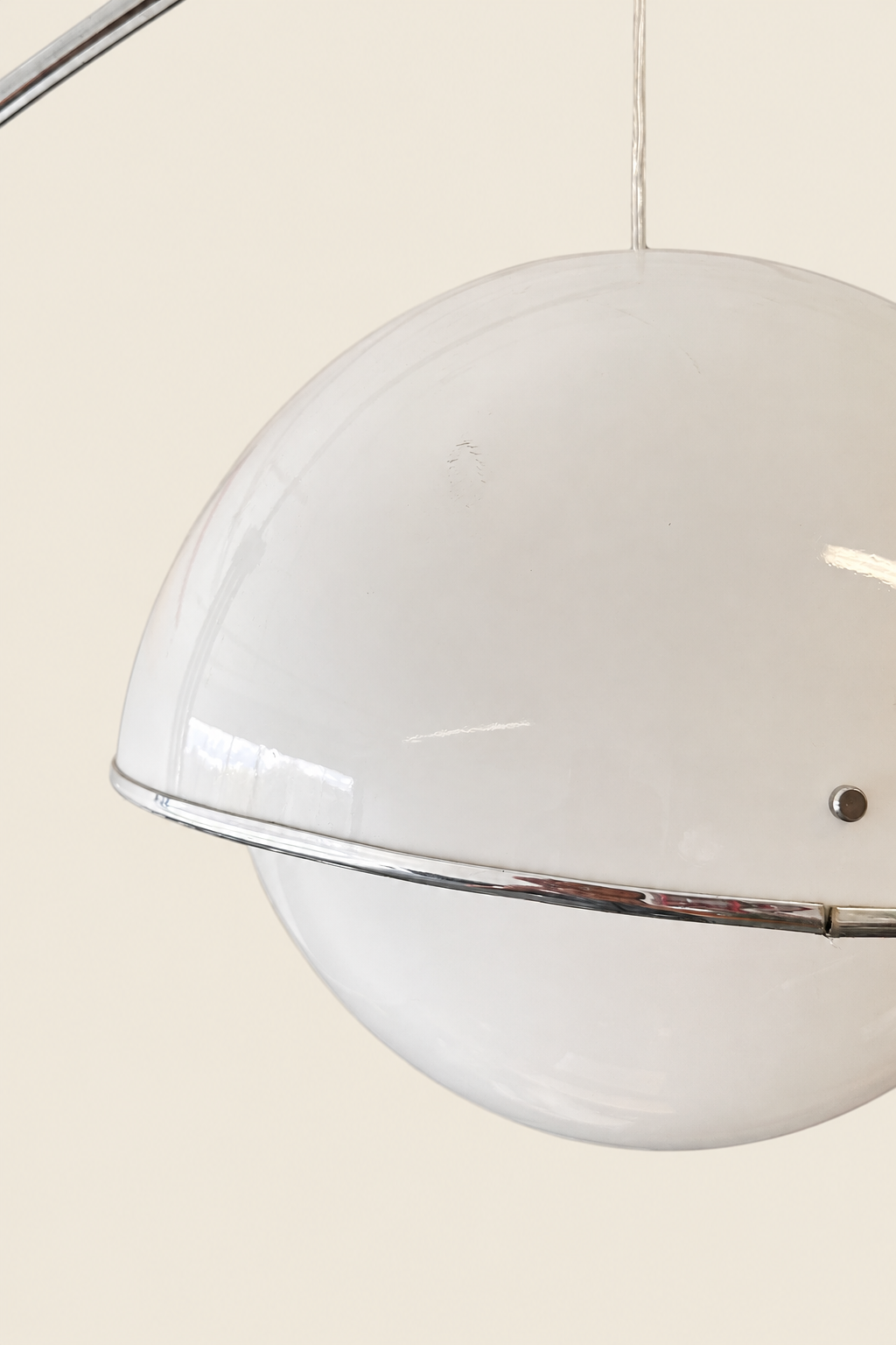 Gros plan du globe sur fond beige