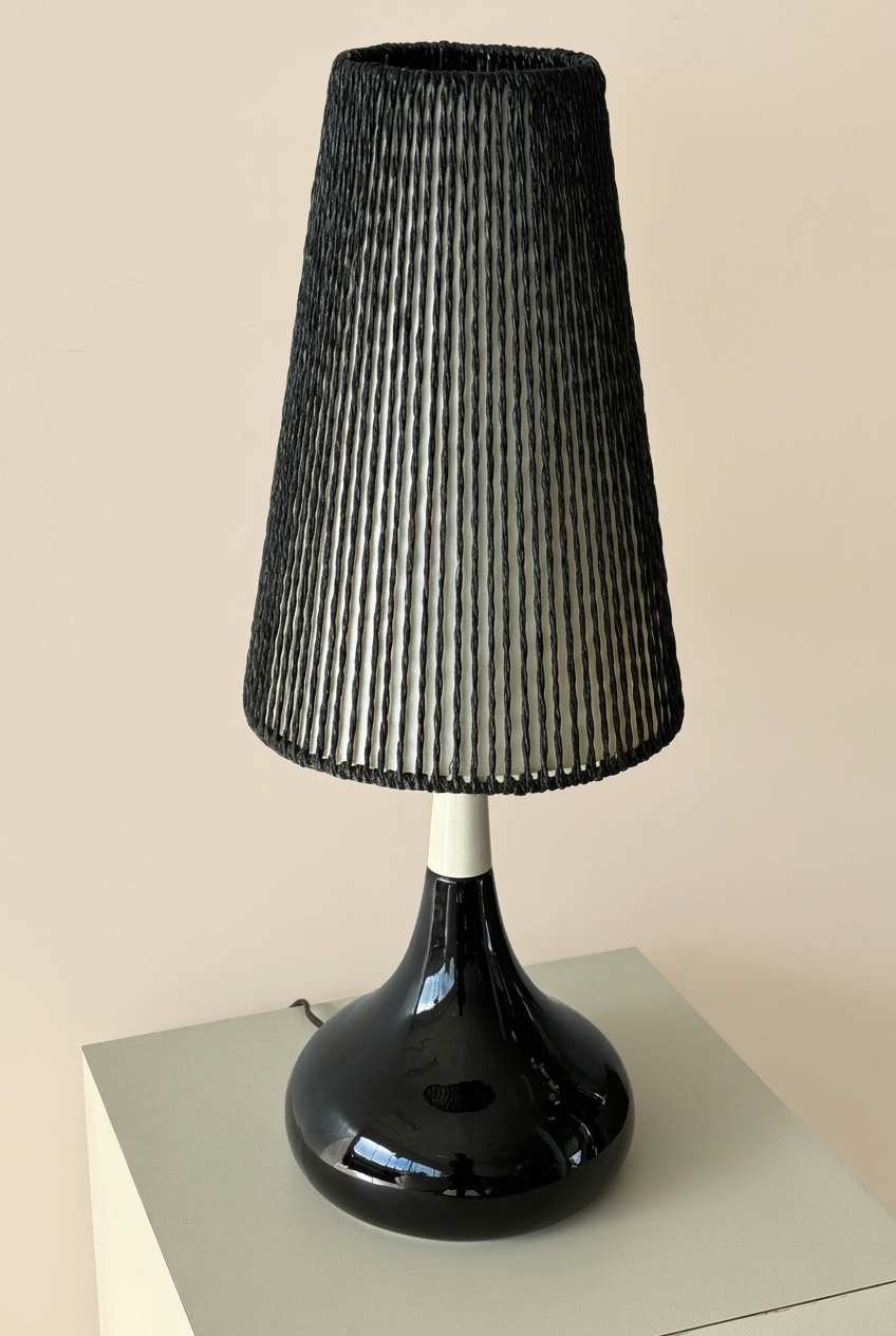 Lampe en angle sur fond crème