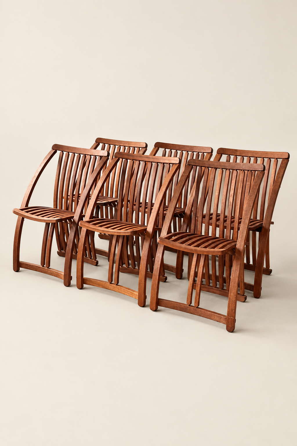 Six chaises, vue de face