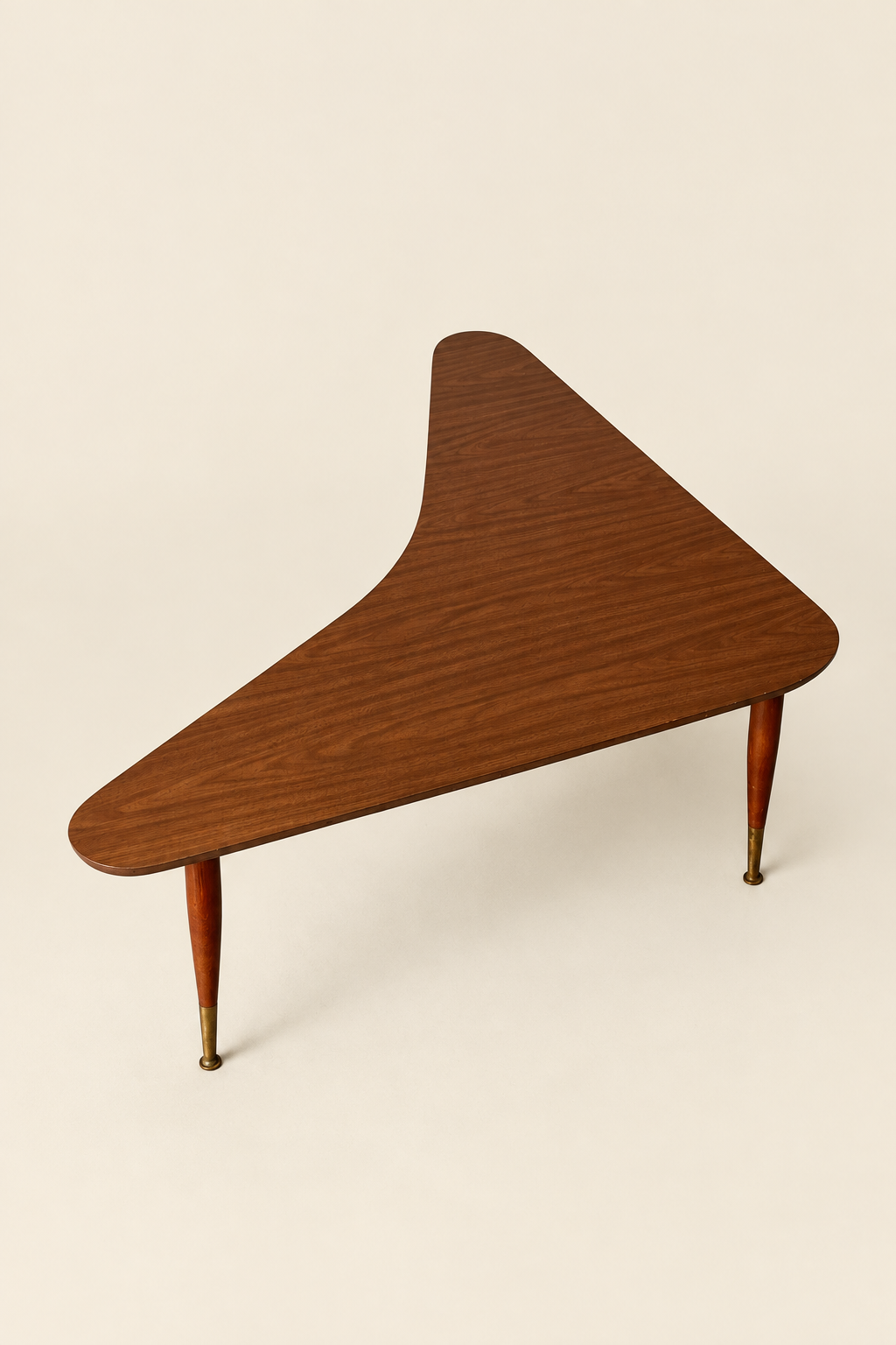 Table sur fond beige