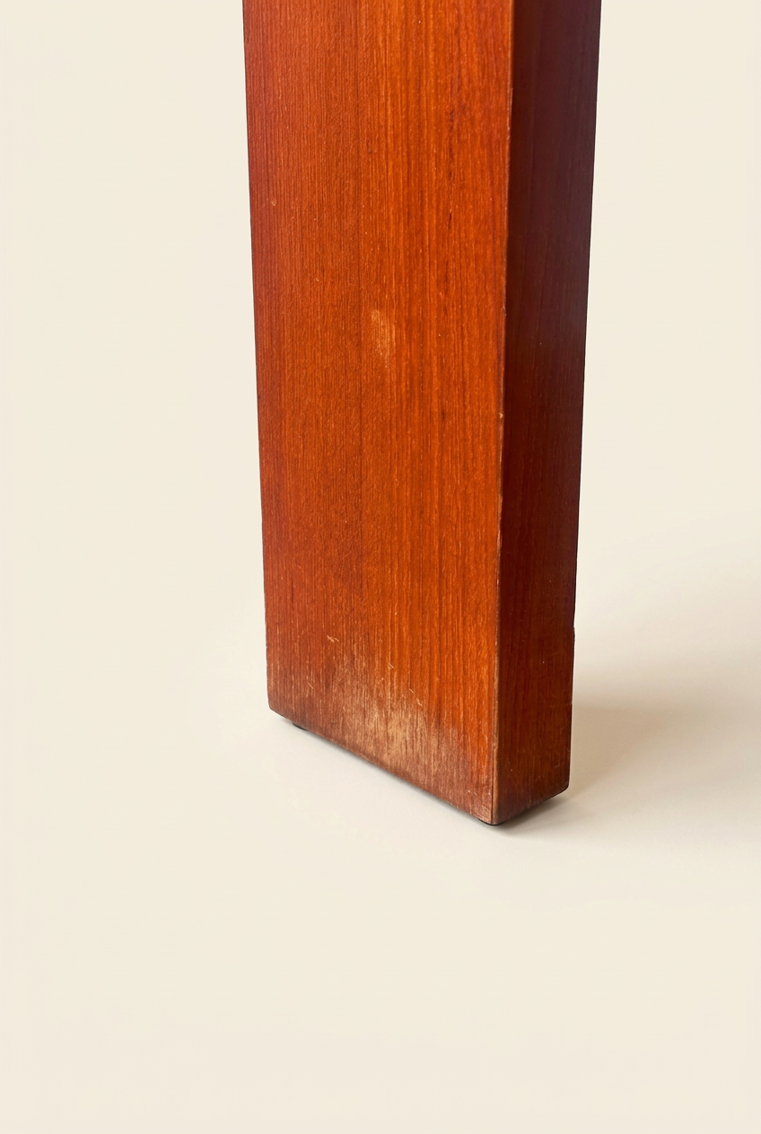 Table sur fond crème, détail 8