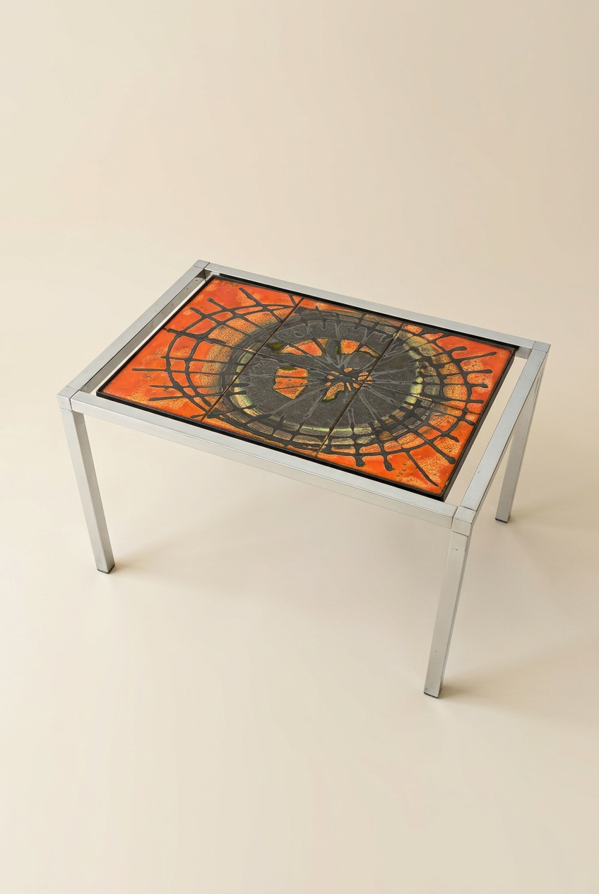 Table sur fond crème, photo 4