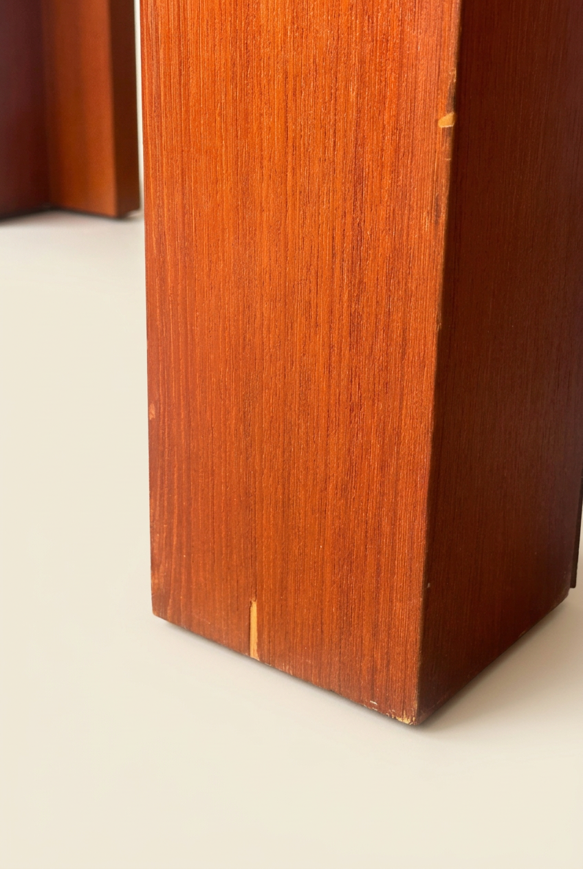 Table sur fond crème, vue 9