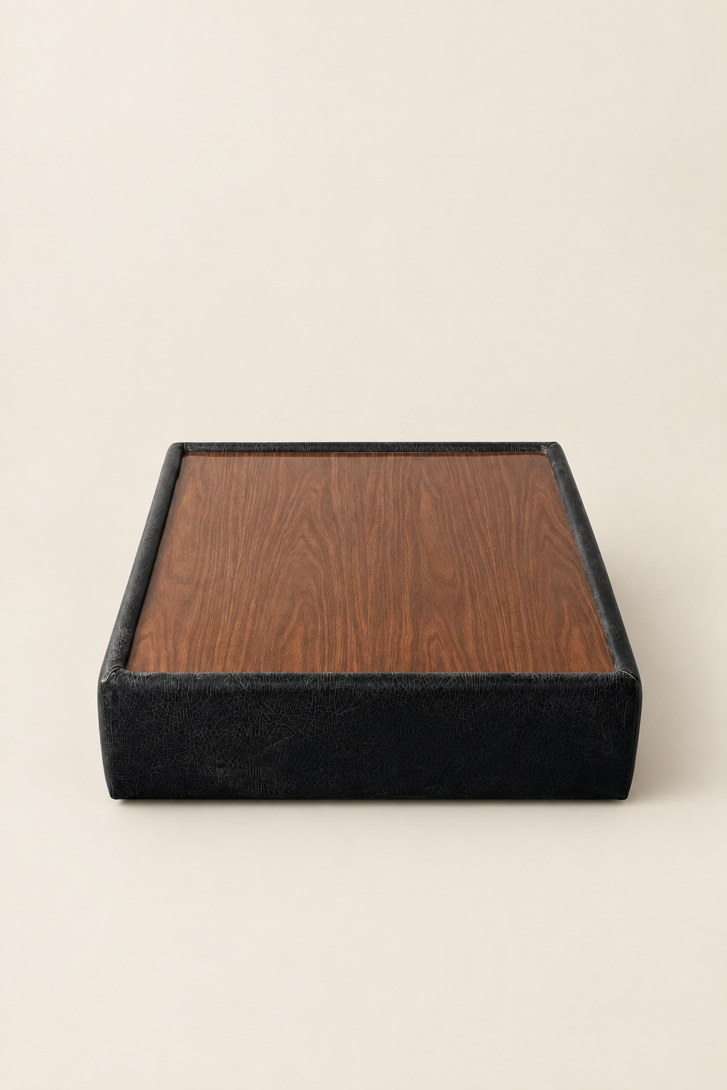 Table, vue de face sur fond beige