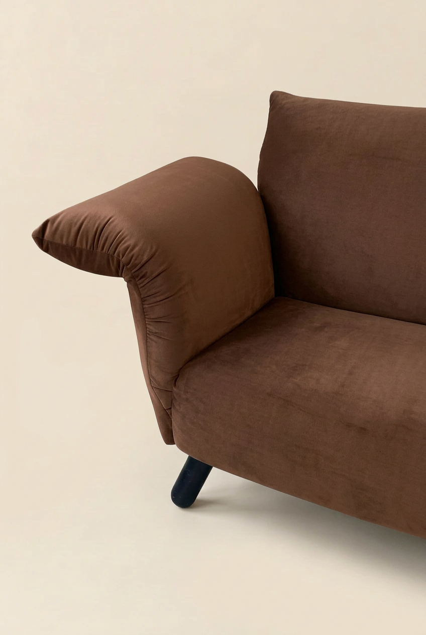 Velours brun, détail du pied et de l’assise
